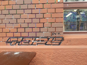 graffiti auf mauerwerk "tape" ergaenzt durch "te". tapete.